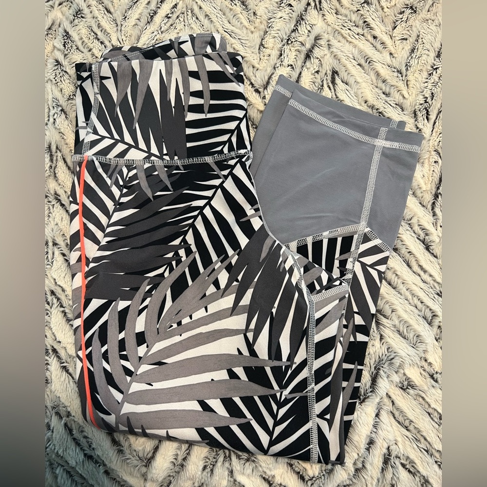 Old Navy Active Go-Dry cropped leggings